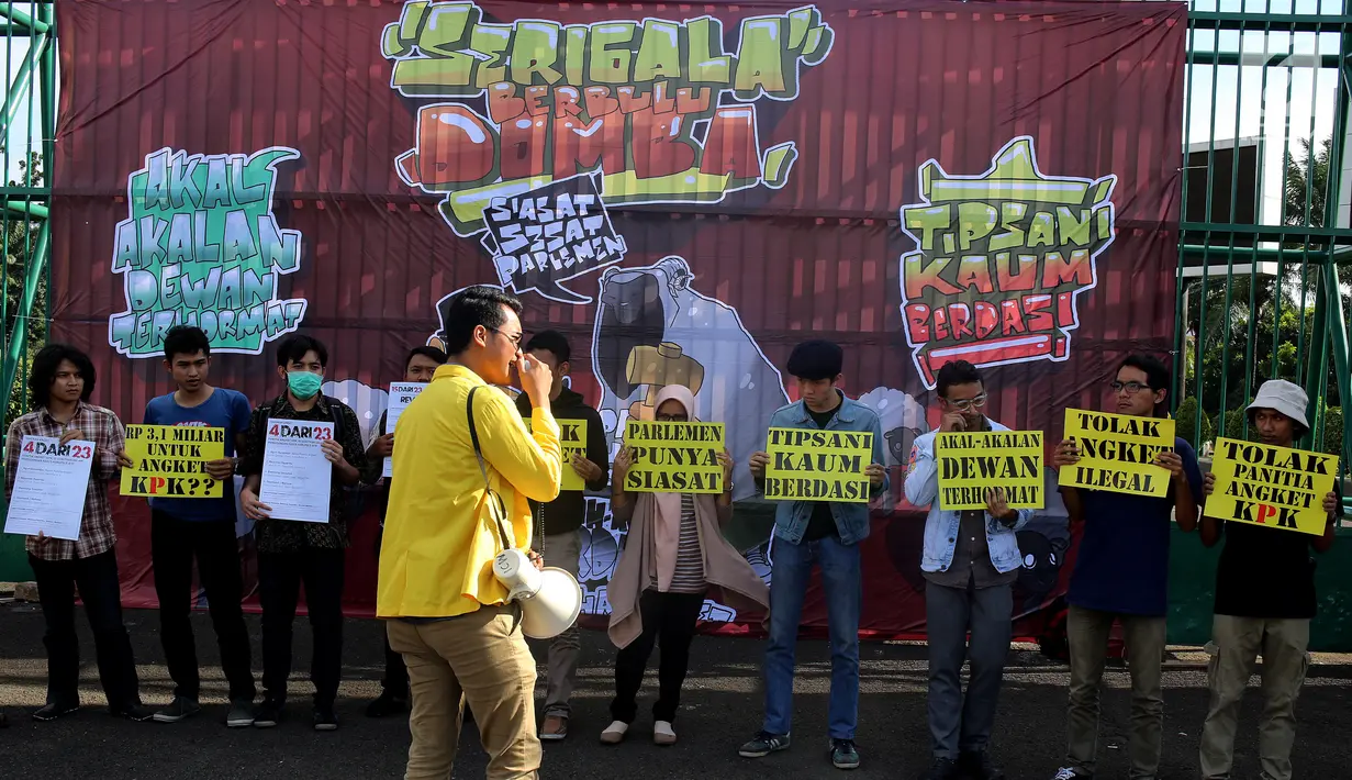 Sejumlah Mahasiswa berorasi saat melakukan Aksi di depan Gedung MPR/DPR Jakarta, Jumat (16/6). Dalam aksinya mereka menuntut Tolak Angket KPK. (Liputan6.com/Johan Tallo)