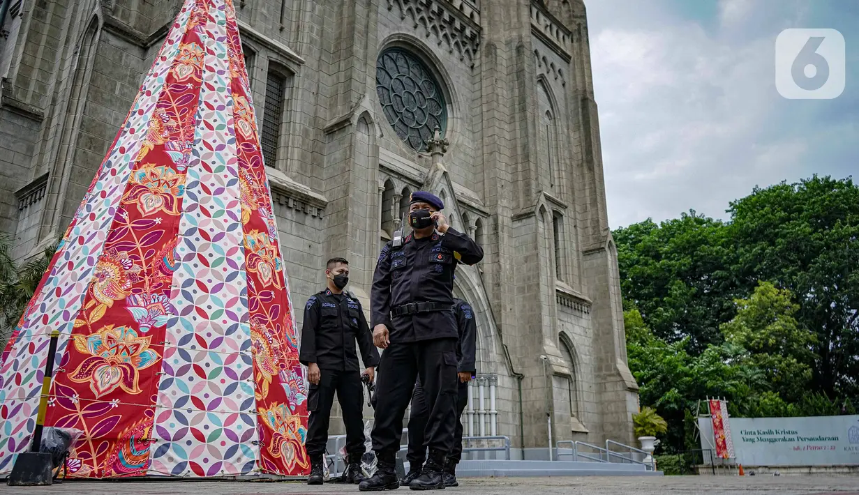 Personel Brimob melakukan penjagaan saat penyisiran di Gereja Katedral, Jakarta, Jumat (24/12/2021). Sterilisasi sejumlah gereja juga untuk memberi rasa aman kepada jemaat yang akan melakukan rangkaian ibadah Natal. (Liputan6.com/Faizal Fanani)