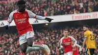 Gelandang Arsenal Bukayo Saka berselebrasi setelah mencetak gol ke gawang&nbsp;Wolverhampton Wanderers dalam pertandingan Liga Inggris di Emirates Stadium, London, Sabtu, 2 Desember 2023. (Glyn KIRK / AFP)