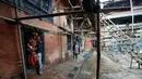 Dewi Hidup, Kumari Unikia Bajracharya digendong saat akan menghadiri festival untuk Rato Machhindranath di Lalitpur, Nepal, (10/5). Kumari tak diizinkan meninggalkan kuilnya kecuali mengikuti acara keagamaan. (REUTERS/Navesh Chitrakar)