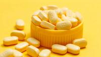 Kumpulan vitamin B dalam tutup botol warna kuning (Foto dok : Freepik/xb100).