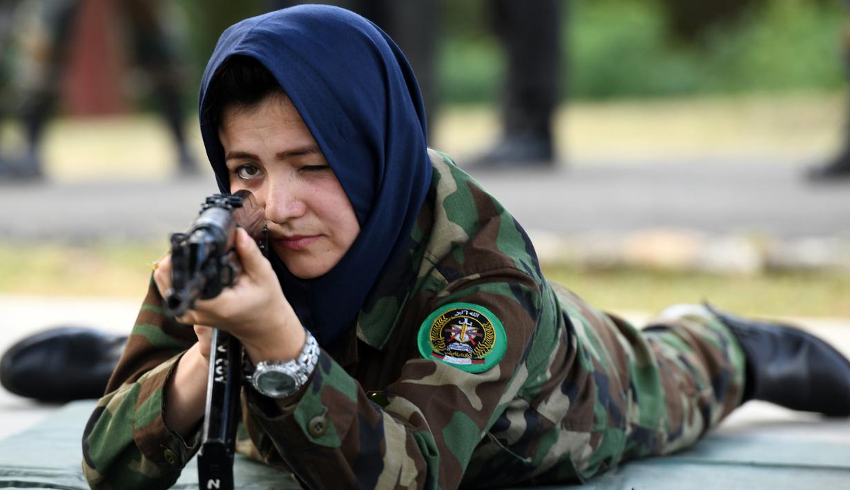 Seorang kadet tentara wanita Afghanistan membidik dengan senapan saat latihan di Akademi Pelatihan Perwira di Chennai, India (12/12/2019). Sebanyak dua puluh kadet tentara Afghanistan mengikuti program latihan militer. (AFP/Arun Sankar)