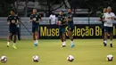 Penyerang Brasil, Neymar (tengah) bersama rekan-rekannya melakukan pemanasan saat mengikuti sesi latihan tim di Singapura (7/10/2019).  Brasil akan menghadapi Senegal pada pertandingan persahabatan di Singapore National Stadium pada 10 Oktober 2019. (AFP Photo/Roslan Rahman)