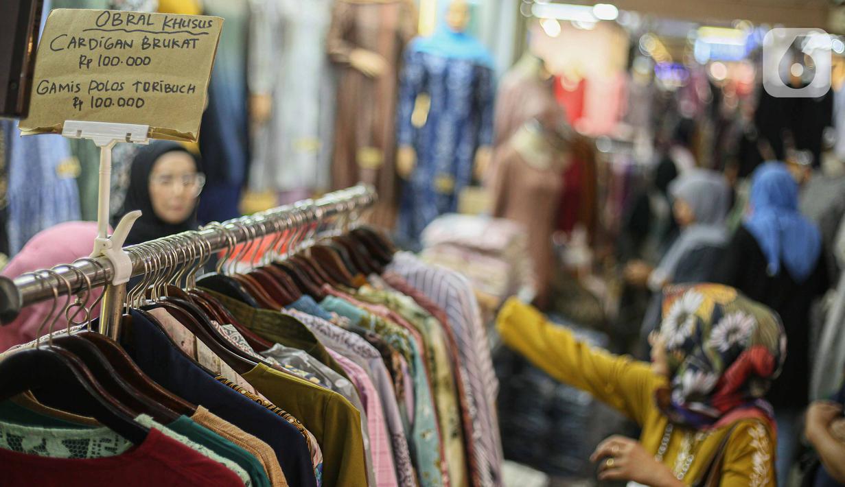 Suasana aktivitas jual beli di pusat perbelanjaan Blok B Tanah Abang, Jakarta, Kamis (12/10/2023). (Liputan6.com/Faizal Fanani)