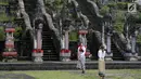 Wisatawan berfoto di sekitar Pelataran Agung Pura Lempuyang, Karangasem, Bali, Kamis (7/12). Erupsi Gunung Agung menyebabkan sejumlah destinasi wisata di kawasan Bali Timur mengalami penurunan jumlah wisatawan. (Liputan6.com/Immanuel Antonius)
