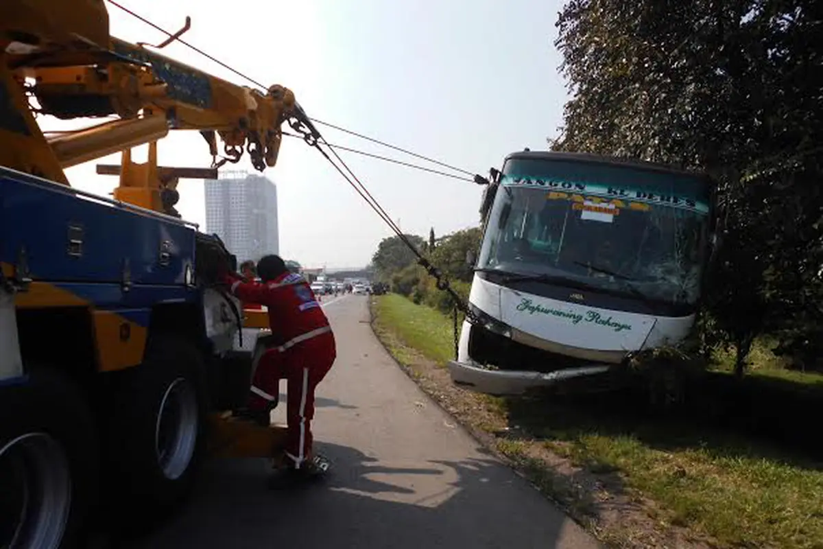 Bus terguling di jalan tol 
