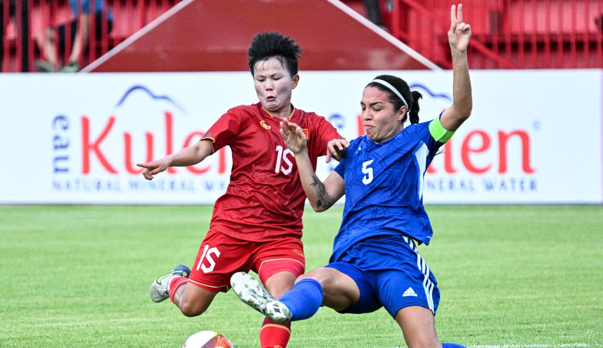 <p>Nguyen Thi Bich Thuy dari Vietnam (kiri) berebut bola dengan kapten Filipina Hali Long dalam cabang olahraga sepak bola putri Sea Games e-32 di Phnom Penh, Kamboja, Selasa (9/5/2023). (NHAC NGUYEN / AFP)</p>