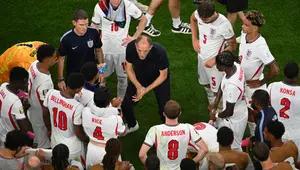 Pelatih kepala Timnas Inggris, Thomas Tuchel, memberikan instruksi kepada para pemainnya saat pertandingan Grup L Piala Dunia antara Inggris dan Kroasia di Arlington, Texas, dekat Dallas, Kamis 18 Juni 2026. (AP Photo/Jessica Tobias)