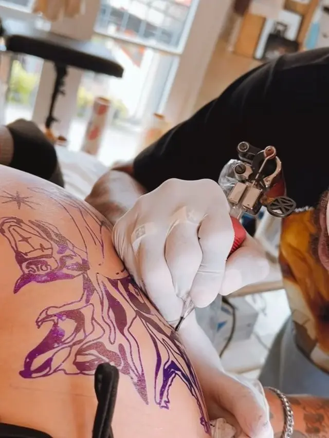 Awkarin Pamer Tato di Paha