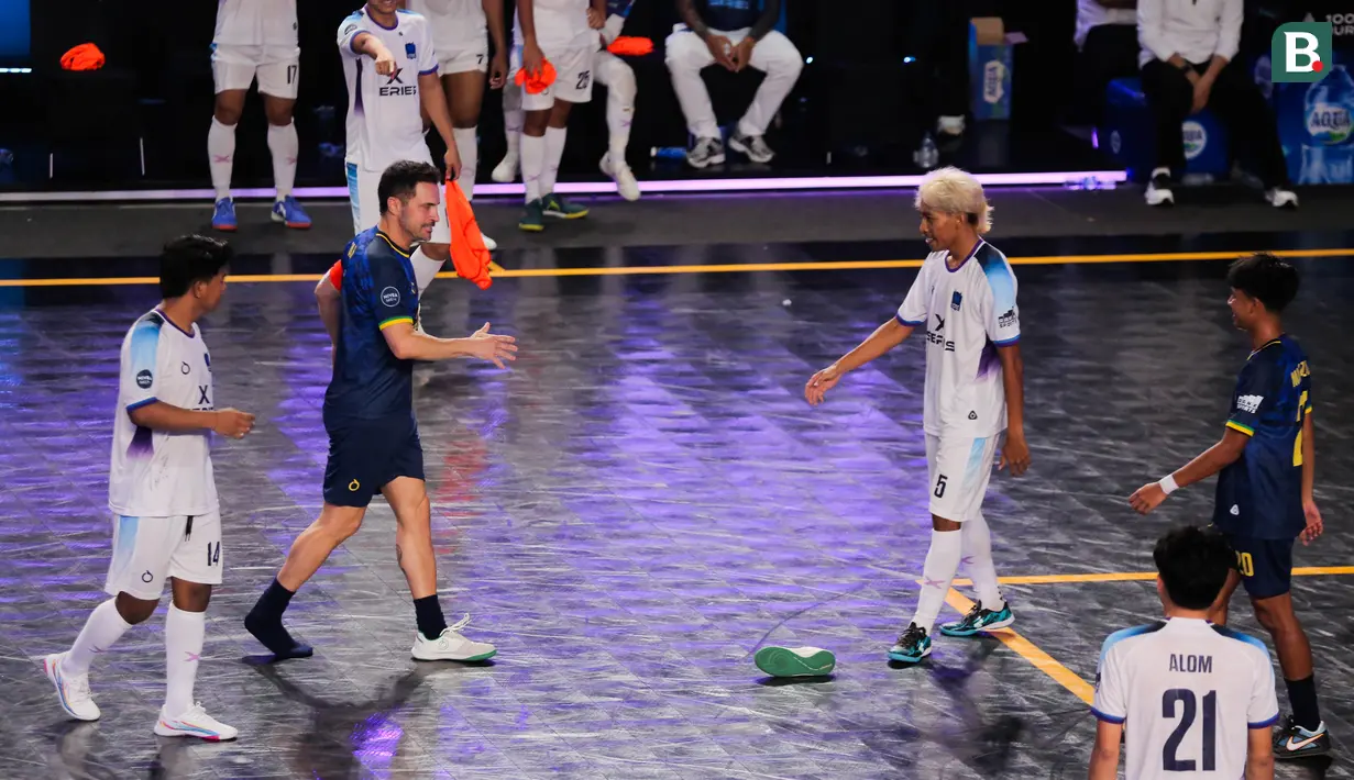 Pemain Fury Squad, Falcao berusaha mengambil sepatunya setelah berebut bola dengan pemain Lynx Hunters, King Polo dalam laga perebutan peringkat ketiga Futsal X Series 2 yang berlangsung di GOR UNJ, Rawamangun, Jakarta, Minggu (18/01/2026). (Bola.com/Bagaskara Lazuardi)