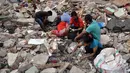 Para pemulung mengais rezeki dari puing-puing penggusuran di Jalan Jatinegara Barat, Jakarta, (29/8/14). (Liputan6.com/Miftahul Hayat)