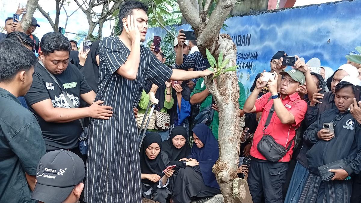 Momen Haru, Tangis Rachmat Irianto Pecah di Pusara Bejo Sugiantoro
