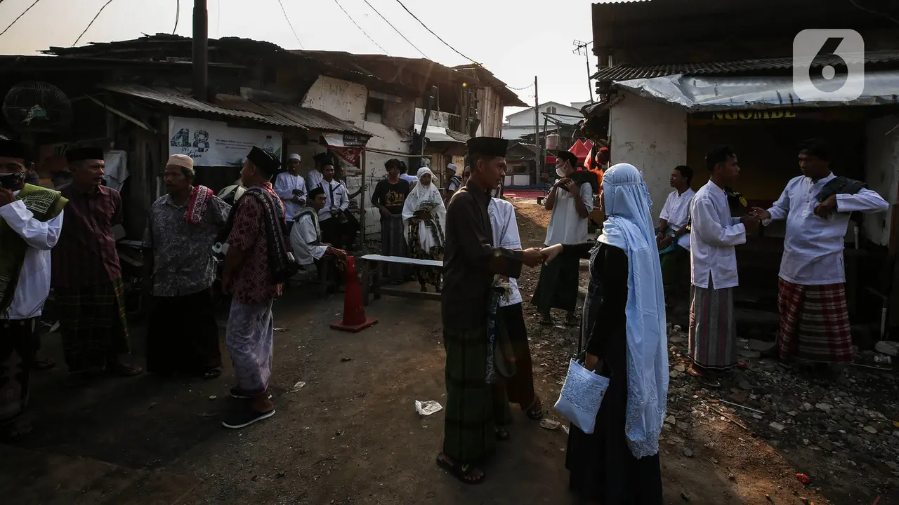 Warga Berlebaran Diantara Reruntuhan di Pancoran