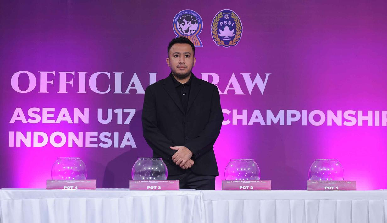 Undian yang dilakukan Jumat 6 Maret 2026 di SCTV Tower, Jakarta, menghasilkan Indonesia berada di Grup A. Tampak dalam foto, anggota Exco Persatuan Sepak Bola Seluruh Indonesia (PSSI), Muhammad, bersiap melakukan pengundian fase grup Piala AFF U-17 2026 yang digelar di SCTV Tower, Jakarta, Jumat (6/3/2026). (Bola.com/Bagaskara Lazuardi)