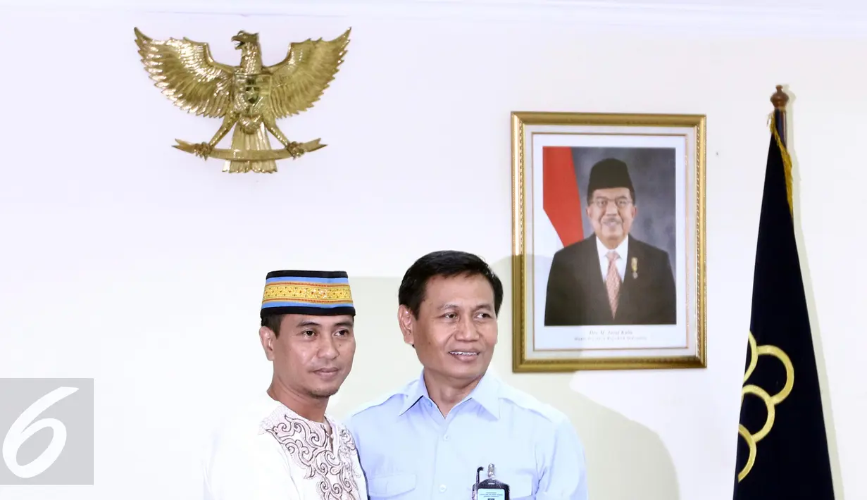 Dirjen HAM Kemenkumham, Mualimin Abdi (kanan) dan pemilik Fresh Laundry, Budi Imam, usai jumpa pers di Jakarta, Senin (10/10). Mualimin dan pemilik jasa laundry kiloan itu sepakat berdamai sehingga gugatan tidak dilanjutkan. (Liputan6.com/Helmi Afandi)