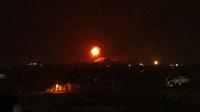 Sebuah bola api membubung setelah serangan udara di Khan Yunis, Jalur Gaza, Palestina, 23 Agustus 2021. Serangan udara Israel dilakukan setelah balon-balon pembakar yang diluncurkan dari Gaza memicu kebakaran di Israel. (SAID KHATIB/AFP)