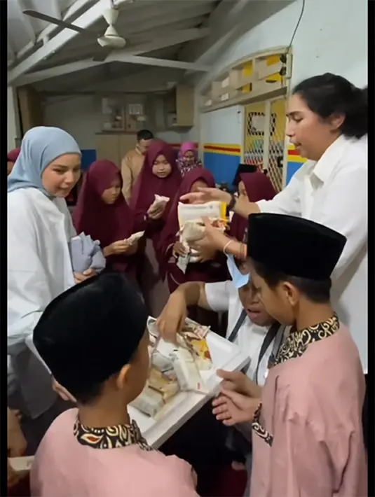 Kejutan ulang tahun Tya Ariestya begitu meriah. "Krn cuma liat senyum mereka aja, bahagia nya kok kayaknya hati adem bgt masyaallah emang kekuatan adik adik di panti ini," sambung Tya. [Instagram/tya_ariestya]