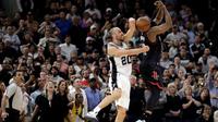 Guard San Antonio Spurs, Manu Ginobili, block usaha tembakan tiga angka guard Houston Rockets, James Harden, pada detik terakhir Gim 5 Semifinal Wilayah Barat di San Antonio, Selasa (9/5/2017). (AP Photo/Eric Gay)