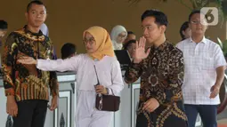 Mengenakan batik bercorak cokelat-hitam serta celana hitam, Gibran Rakabuming Raka langsung masuk gedung yang akan digunakan untuk pelantikan. (Liputan6.com/Herman Zakharia)