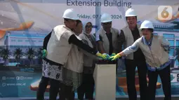 President Director of EMC Healthcare Jusup Halimi menekan tombol saat ground breaking ceremony extension Building  EMC Sentul, Jawa Barat Jumat (7/6/2024). (merdeka.com/Imam Buhori)