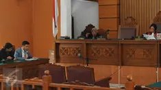 Tim kuasa hukum inovator mobil listrik Dasep Ahmadi, Andriko Saputra membacakan pengajuan praperadilan melawan Kejaksaan Agung di PN Jakarta Selatan, Senin (26/10/2015). Sidang akan dilanjutkan Selasa (27/10). (Liputan6.com/Helmi Fithriansyah)