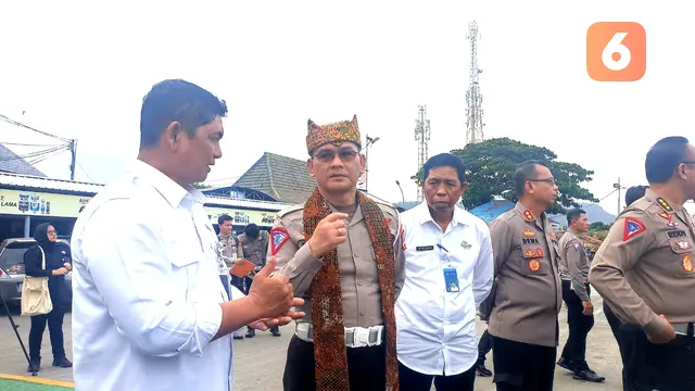 Kakorlantas Polri Irjen Pol Firman Shantyabudi (Tengah) tinjau Pelabuhan Ketapang Banyuwangi, Jelang Nataru 2024 (Hermawan Arifianto/Liputan6.com)