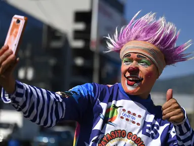 Seorang badut berpartisipasi dalam parade untuk merayakan Hari Badut Nasional Salvador di San Salvador pada 7 Desember 2022.  El Salvador telah menetapkan Rabu pertama di bulan Desember sebagai Hari Badut Nasional. (Photo by Marvin RECINOS / AFP)