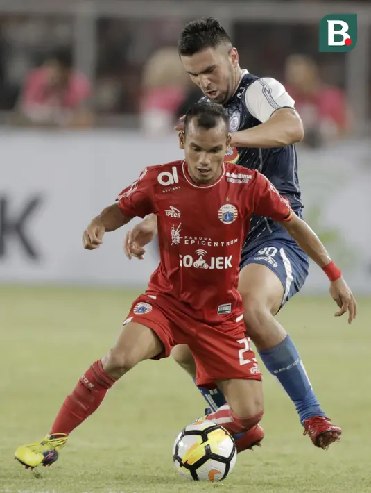 Gelandang Persija Jakarta, Riko Simanjuntak, berusaha melewati gelandang Arema FC, Ahmet Atayev, pada laga Liga 1 di SUGBK, Jakarta, Sabtu (31/3/2018). Persija menang 3-1 atas Arema FC. (Bola.com/M Iqbal Ichsan)