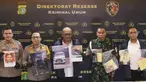 Kepala Bidang (Kabid) Humas Polda Metro Jaya, Brigjen Pol Ade Ary Syam Indradi (kedua kiri) bersama Dirreskrimum Polda Metro Jaya Kombes Wira Satya Triputra (tengah) serta Danpomdam Jaya Kolonel CPM Donny Agus Triputra (kedua kanan) menunjukkan barang bukti saat rilis kasus penculikan dan pembunuhan pegawai bank di Mapolda Metro Jaya, Jakarta Selatan, Selasa (16/9/2025). (merdeka.com/Arie Basuki)