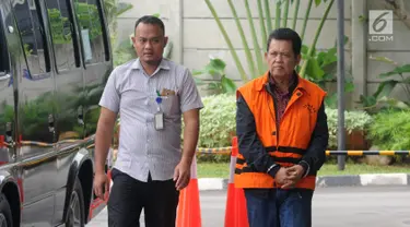 Wali Kota nonaktif Pasuruan Setiyono (kanan) tiba di Gedung KPK, Jakarta, Kamis (17/1). Setiyono diperiksa sebagai tersangka untuk melengkapi berkas terkait dugaan suap sejumlah proyek di Kota Pasuruan. (Merdeka.com/Dwi Narwoko)