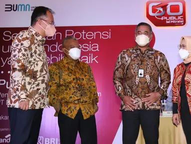 Direktur Utama PT Dayamitra Telekomunikasi Tbk (tengah) bersama jajaran Direksi berbincang usai penawaran umum perdana (Initial Public Offering/IPO) PT Dayamitra Telekomunikasi Tbk atau Mitratel sebanyak 29,85% saham kepada publik di Jakarta, Selasa (26/10/2021) (Liputan6.com/Fery Pradolo)
