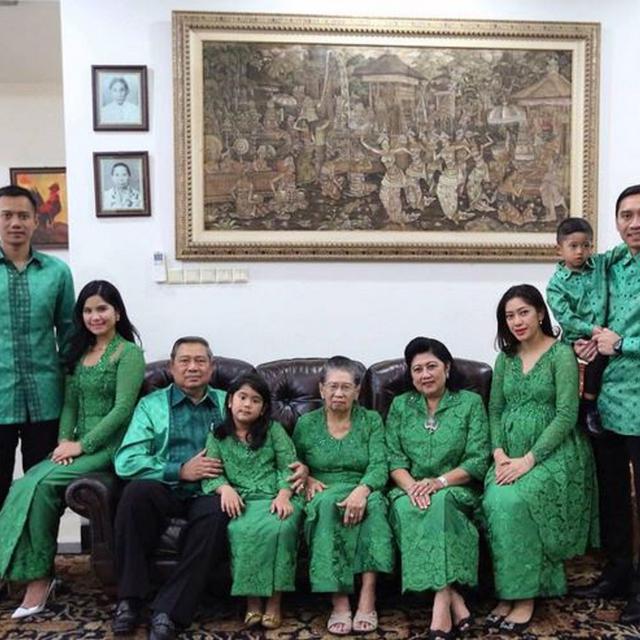 Gaya Batik Kompak Khas Keluarga Yudhoyono Fashion Beauty Liputan6 Com Vicky beserta anak dan suaminya kompak memakai batik kembar. gaya batik kompak khas keluarga