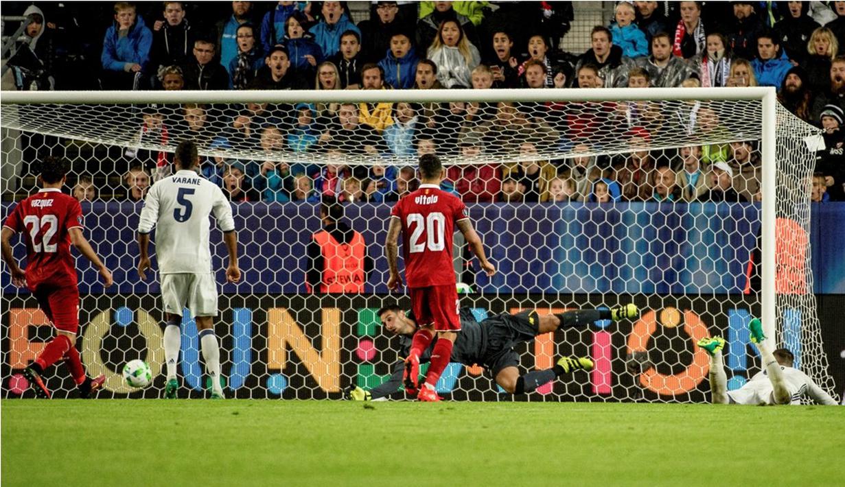 Pemain Real Madrid, Sergio Ramos, saat mencetak gol penyama kedudukan ke gawang Sevilla pada laga Piala Super Eropa 2016 di Stadion Lerkendal, Rabu (10/8/2016) dini hari WIB. (AFP/Ned Alley)