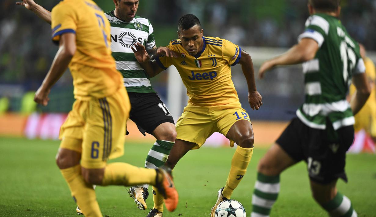 Bek Juventus, Alex Sandro, berusaha melewati kepungan pemain Sporting CP pada laga Liga Champions di Stadion Jose Alvalade, Lisbon, Selasa (31/10/2017). Kedua klub bermain imbang 1-1. (AFP/Patricia De Melo Moreira)
