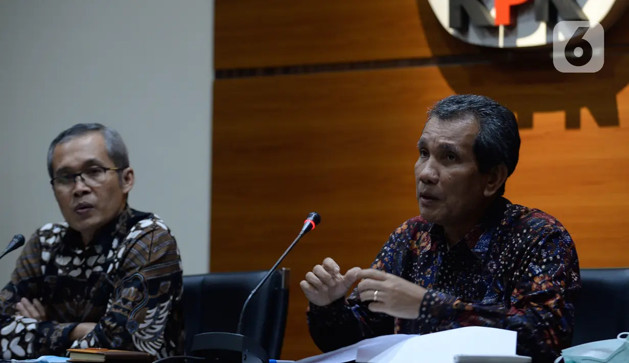Wakil Ketua KPK Alexander Marwata (kiri) bersama Deputi Pencegahan KPK Pahala Nainggolan (kanan) memberikan keterangan hasil kajian Program Kartu Prakerja, di Gedung KPK, Jakarta, Kamis (18/6/2020). (merdeka.com/Dwi Narwoko)