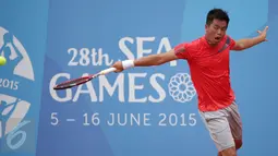 Petenis Indonesia, David Susanto saat tampil melawan petenis Thailand, Sornbutnark di final tunggal putra SEA Games ke-28 di Kallang Tenis Centre, Singapura, MInggu (14/6/2015). David kalah 6-4, 3-6, 3-6. (Liputan6.com/Helmi Fithriansyah)