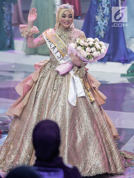 Finalis dari Malaysia, Uyaina Arshad melambaikan tangan seusai dinobatkan sebagai Puteri Muslimah Asia 2018 pada malam final di Studio 6 Emtek, Jakarta, Senin (7/5). Uyaina Arshad berhasil menyisihkan 18 peserta. (Liputan6.com/Faizal Fanani)