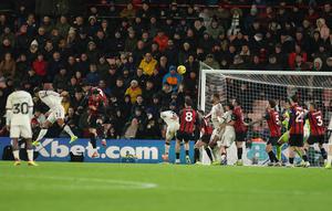 Momen Virgil van Dijk (kedua dari kiri) mencetak gol di laga Bournemouth vs Liverpool di pekan ke-23 Liga Inggris 2025/2026 di Vitality Stadium, Minggu (25/01/2026) dini hari WIB. (AP Photo/Ian Walton)
