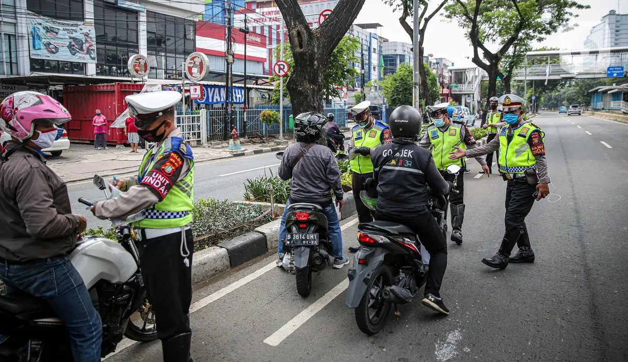 Polisi Lalu lintas menilang pengendara sepeda motor saat Operasi Patuh Jaya 2020 di Jalan Letjen Suprapto, Jakarta Pusat, Kamis (23/7/2020). Ditlantas Polda Metro Jaya menggelar Operasi Patuh Jaya 2020 hingga 5 Agustus untuk menertibkan masyarakat dalam berlalu lintas. (Liputan6.com/Faizal Fanani)