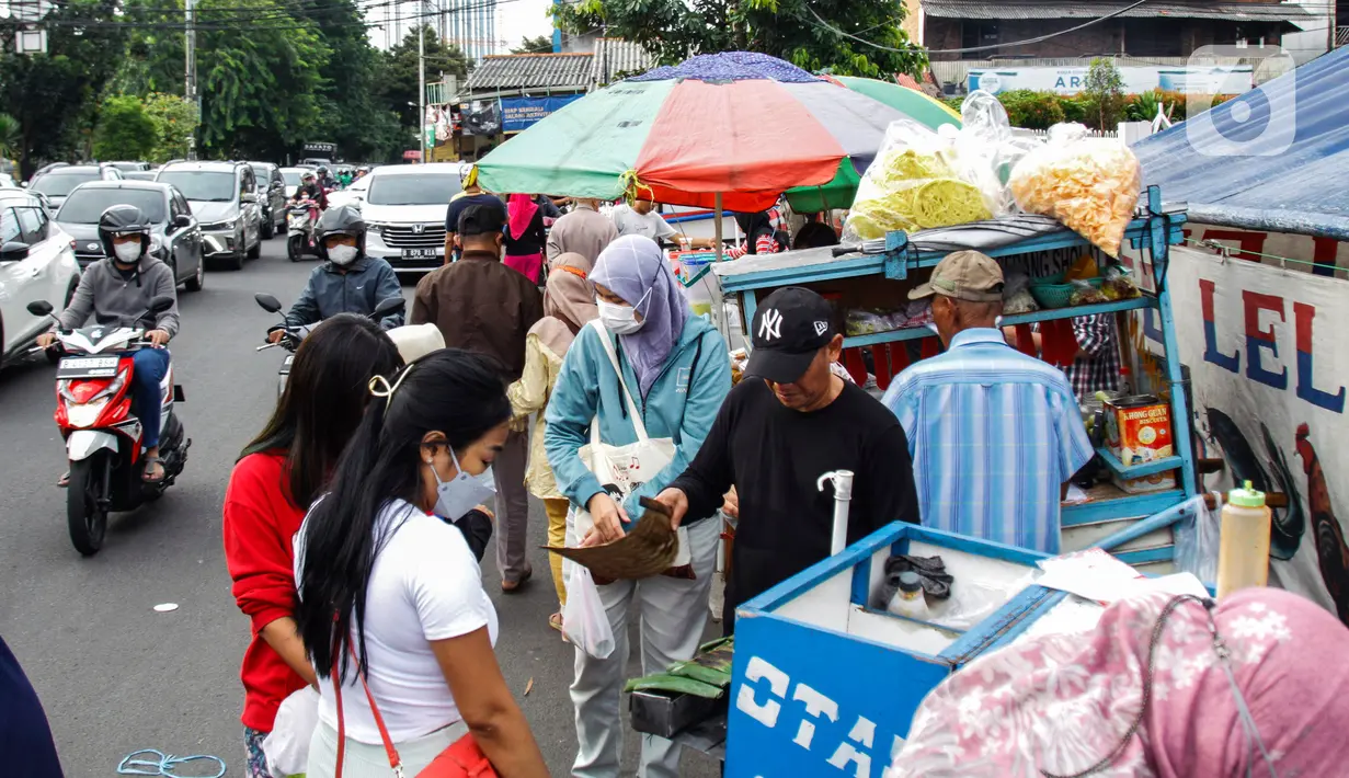 Makanan yang dijual juga bermacam-macam dan bervariasi, lho. (Liputan6.com/Johan Tallo)
