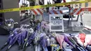 Sejumlah bunga diletakkan di dekat trotoar, untuk mengenang para korban yang terluka dan tewas terjatuh dari balkon di lantai 4 sebuah apartemen, di California, AS, 16 Juni 2015. (REUTERS/Elia Nouvelage)
