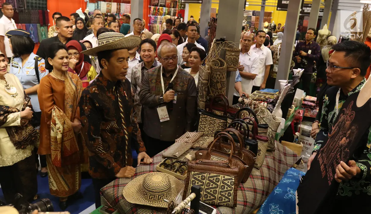 Presiden Joko Widodo didampingi Ibu Negara Iriana Joko Widodo meninjau Pameran Karya Kreatif Indonesia di Jakarta, Jumat (12/07/2019). Pameran bertema Mendorong Pertumbuhan Melalui UMKM Go Export dan Go Digital tersebut menampilkan UMKM unggulan binaan Bank Indonesia. (Liputan6.com/Angga Yuniar)