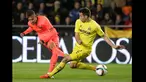 Duel panas terjadi di leg kedua semifinal Copa del Rey antara Villarreal melawan Barcelona di stadion Madrigal Villarreal , Spanyol, Rabu (4/3/2015). Barcelona Menang 3-1 atas Villarreal. (Reuters/Heino Kalis)