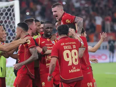 Pemain Persija merayakan gol yang dicetak Allano Brendon De Souza Lima (Allano) saat menjamu Bhayangkara FC pada lanjutan BRI Super League 2025/2026 di Stadion Utama Gelora Bung Karno (SUGBK), Jakarta, Senin (29/12/2025). Persija berhasil membungkam permainan Bhayangkara FC dengan skor telak 3-0. (Bola.com/M Iqbal Ichsan)