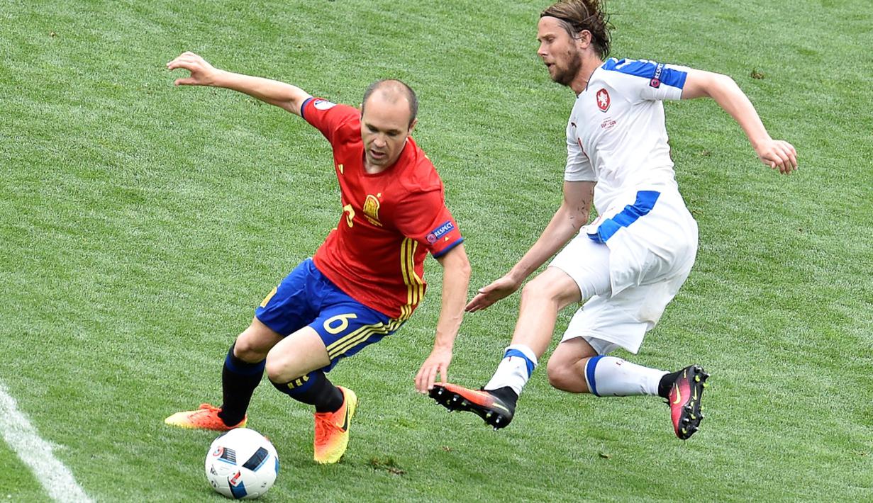 Andres Iniesta membuat satu assist dan melepaskan 90% umpan akurat saat Spanyol mengalahkan Republik Ceska 1-0, (13/6/2016). (AFP/Pascal Pavani)