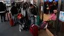 Wisatawan memasuki terminal untuk check-in di konter tiket Delta di Bandara Internasional Los Angeles, Los Angeles, Amerika Serikat, 19 Desember 2022. Liburan Natal dan Tahun Baru bagi sebagian warga Amerika Serikat dan Eropa tahun ini menghadirkan kekhawatiran karena tekanan ekonomi. (AP Photo/Jae C. Hong)