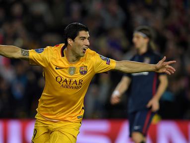 Ekspresi striker Barcelona, Luis Suarez, setelah mencetak gol ke gawang Atletico Madrid pada leg pertama perempat final Liga Champions di Stadion Camp Nou, Rabu (6/4/2016) dini hari WIB. (AFP/Lluis Gene)
