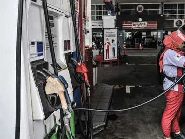 Petugas mengisi bahan bakar jenis Biosolar pada kendaraan di SPBU Pertamina di Jakarta, Rabu (17/2/2021). Pemerintah terus berupaya menekan impor bahan bakar minyak, di antaranya melalui program mandatori biodiesel yang ditingkatkan menjadi B30 sejak awal tahun lalu. (merdeka.com/Iqbal S. Nugroho)