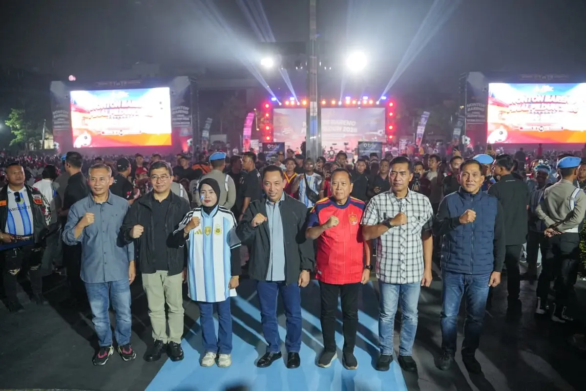 Kapolri Jenderal Polisi Listyo Sigit Prabowo (keempat dari kiri) menghadiri nonton bareng (nobar) Final Piala Dunia 2026 di Lapangan Bhayangkara Mabes Polri, Senin (20/7/2026) (Istimewa)