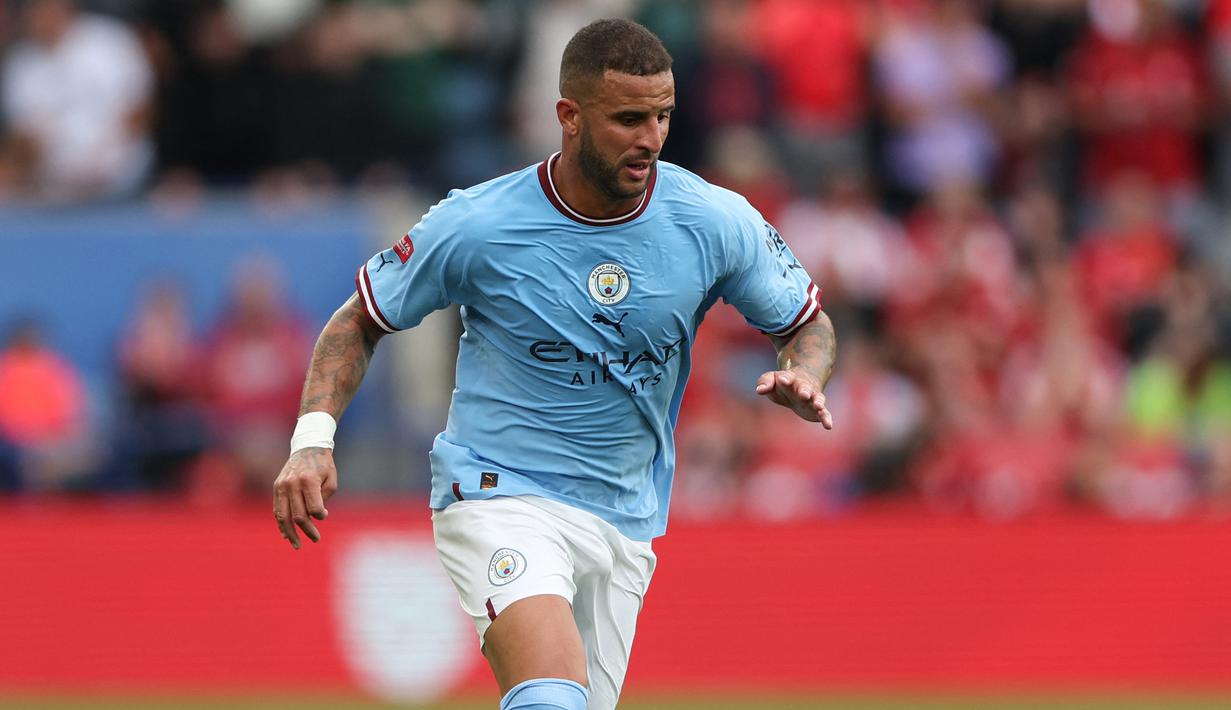 Kyle Walker. Bek kanan Manchester City berusia 32 tahun ini terancam tidak akan tampil bersama Timnas Inggris di Piala Dunia 2022 Qatar yang akan menjadi Piala Dunia ketiganya setelah edisi 2014 dan 2018. Pada Piala Dunia 2014 namanya masuk dalam skuat Three Lions namun akhirnya sama sekali tak bermain akibat cedera pangkal paha. Saat ini ia tengah menjalani pemulihan usai melakukan operasi atas cedera cedera serupa yang kembali kambuh saat The Citizens menang telak 6-3 atas MU di pekan ke-9 Liga Inggris 2022/2023 (2/10/2022). (AFP/Nigel Roddis)